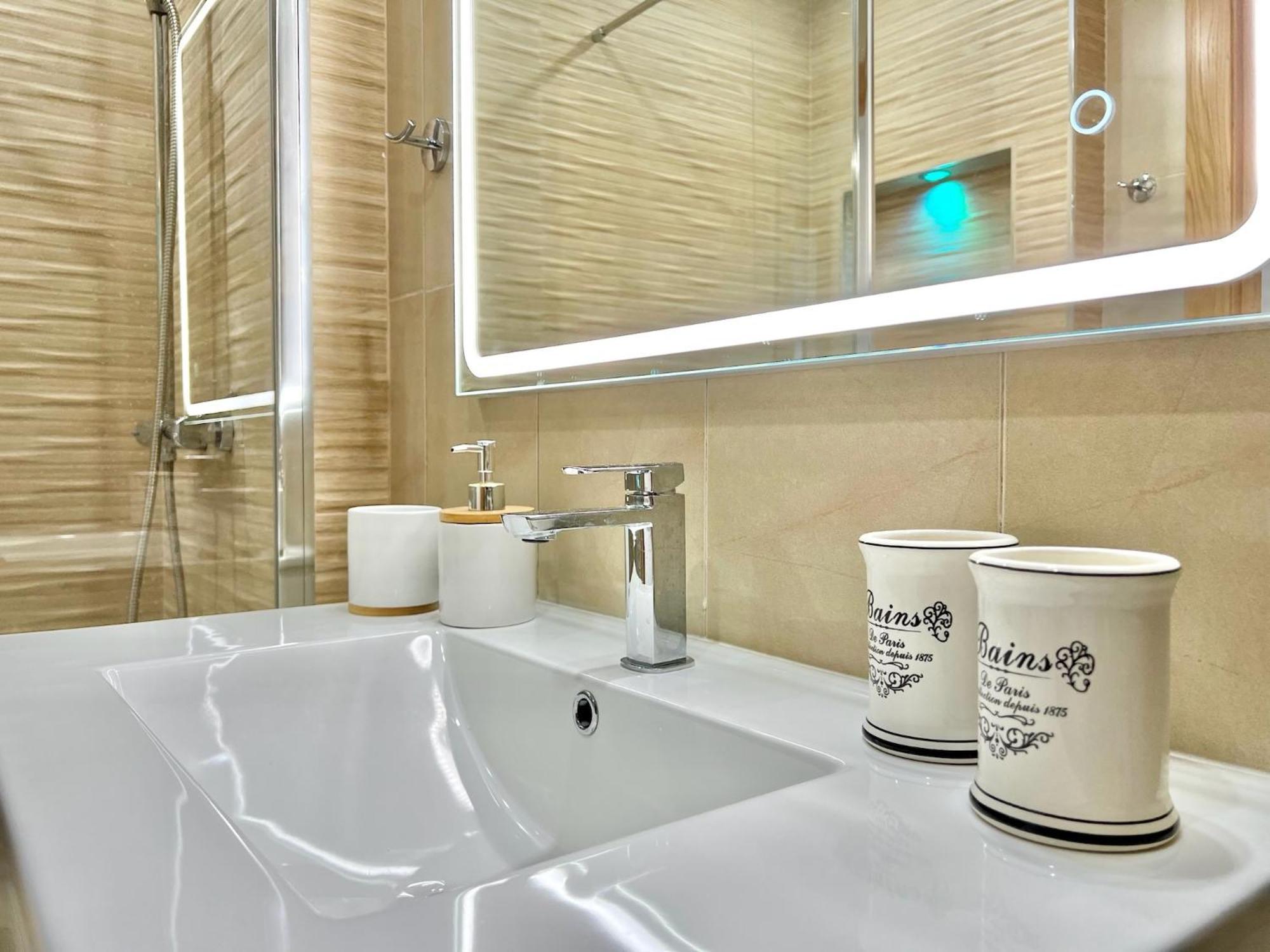 Stunning With A Beautiful Pool/lake View Apartment *