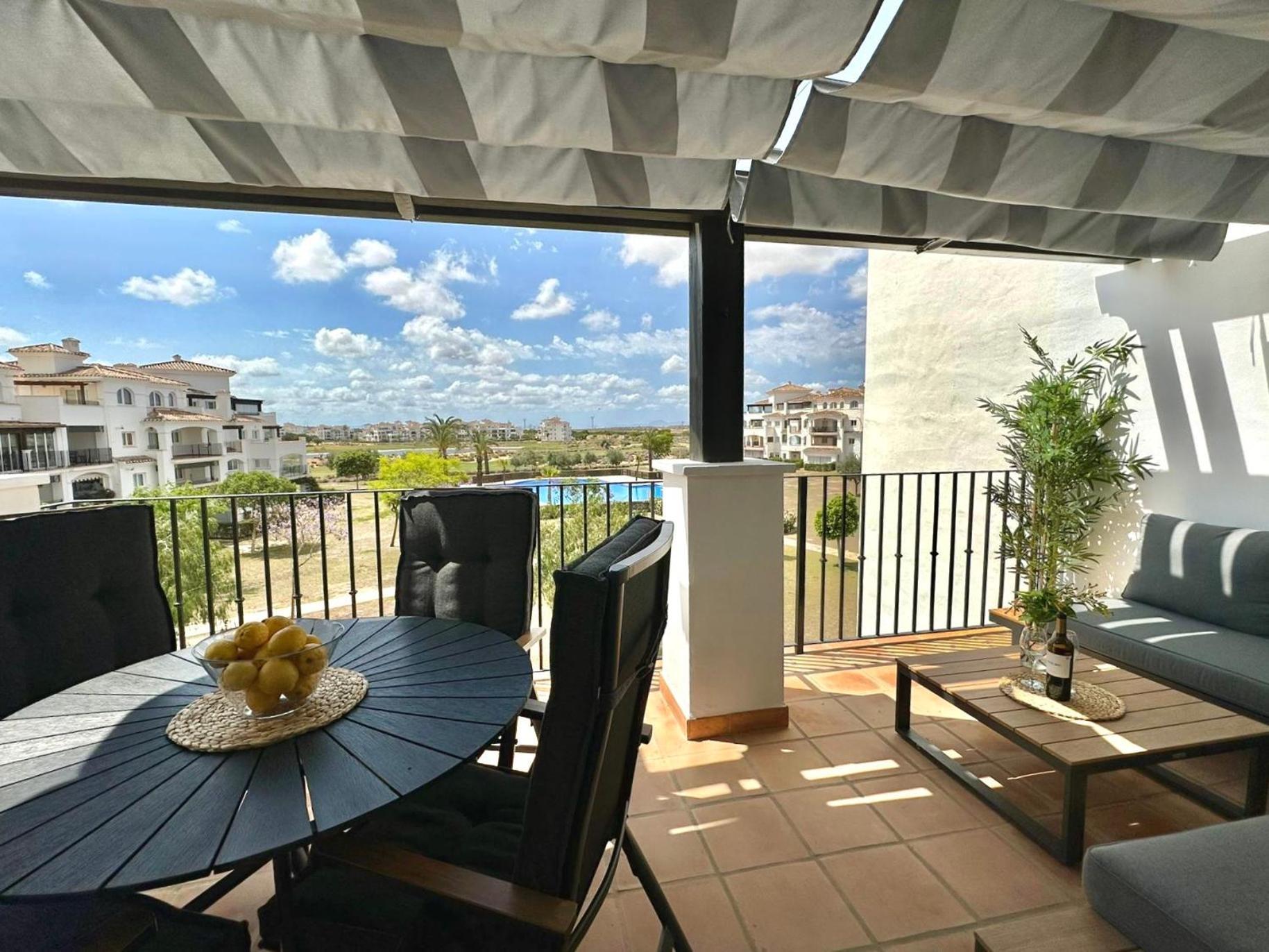 Apartment Stunning With A Beautiful Pool/lake View